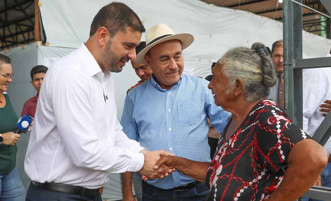 Bocalom apresenta abrigo de afetados pela enchente ao presidente da Aleac, Nicolau Jr