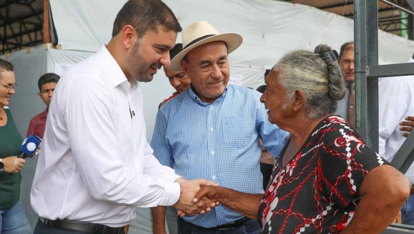 Bocalom apresenta abrigo de afetados pela enchente ao presidente da Aleac, Nicolau Jr