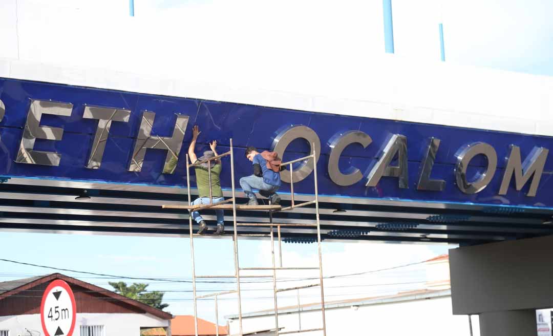 Parte do letreiro que nomeia o elevado da Dias Martins se desprende, e Prefeitura realiza reparo imediato