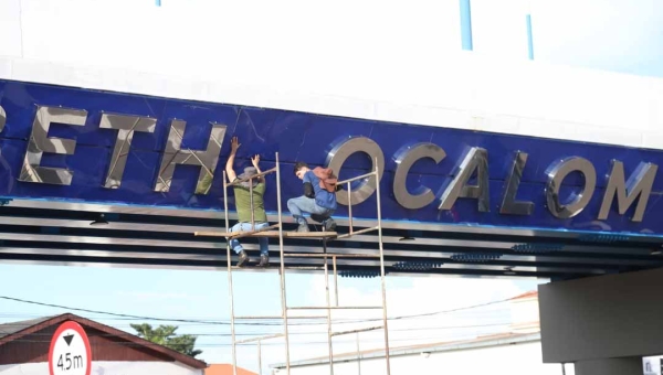 Parte do letreiro que nomeia o elevado da Dias Martins se desprende, e Prefeitura realiza reparo imediato