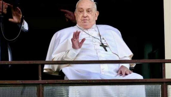 Papa Francisco recebe alta após 38 dias internado e agradece aos fiéis: “Obrigado a todos!"