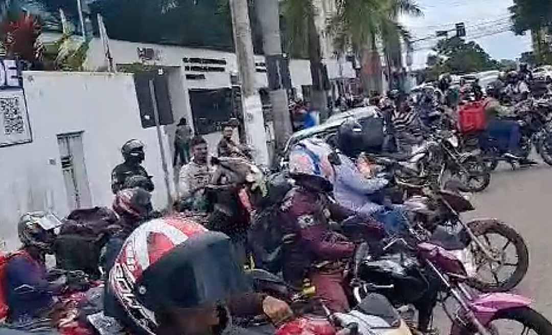 Motoboys protestam no Centro de Rio Branco contra agressão de policial civil a colega de classe