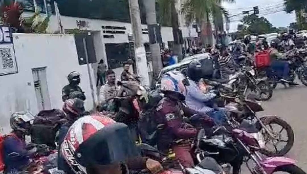 Motoboys protestam no Centro de Rio Branco contra agressão de policial civil a colega de classe