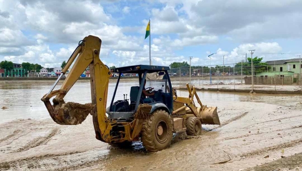 Defesa Civil de Rio Branco inicia operação de limpeza em bairros afetados pela cheia do Rio Acre