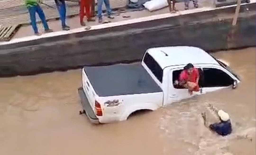 No porto de Cruzeiro do Sul, caminhonete cai no rio Juruá; criança é salva por populares
