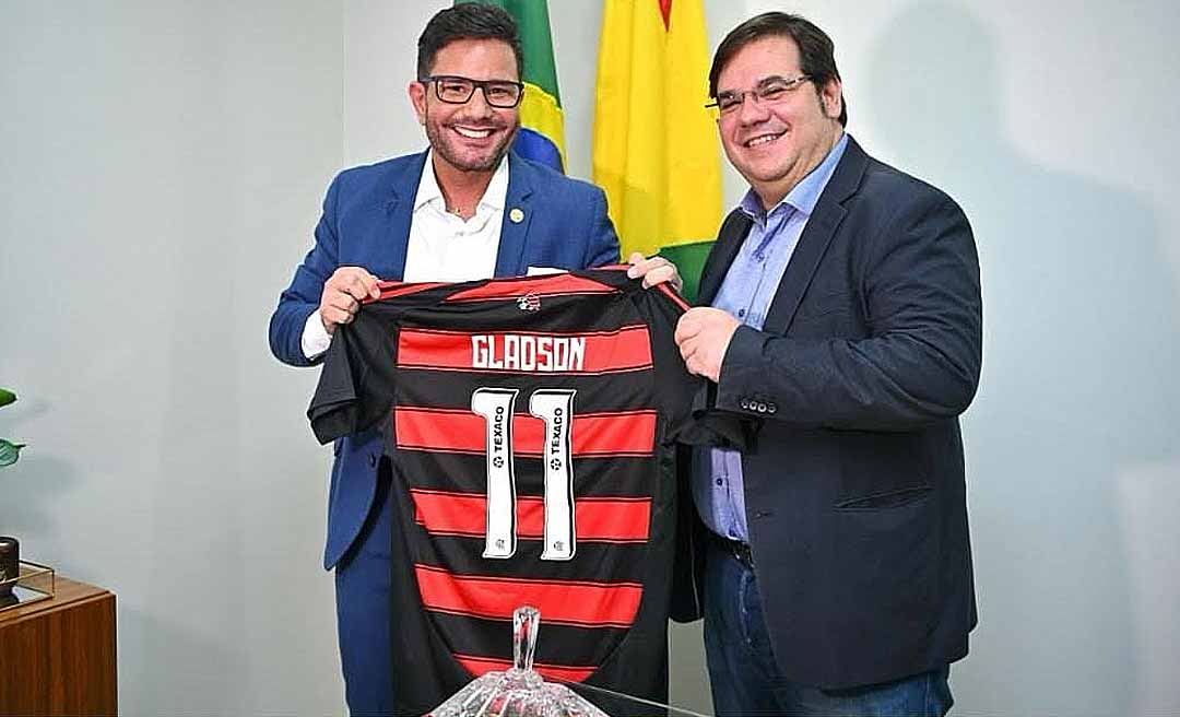 Gladson faz aniversário de 47 anos, recebe parabéns de secretários e camisa do Flamengo de presente