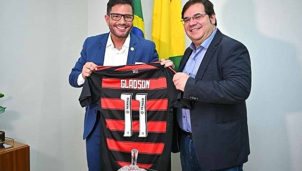 Gladson faz aniversário de 47 anos, recebe parabéns de secretários e camisa do Flamengo de presente