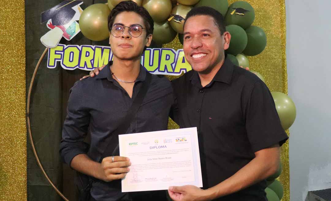 Prefeito Jerry participa de formatura de cursos profissionalizantes realizados pelo IEPETEC em Assis Brasil