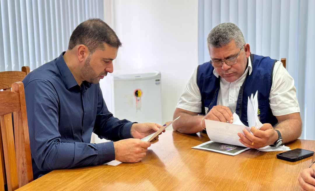 Nicolau Júnior visita Deracre em Cruzeiro do Sul e acompanha planejamento para recuperação de ramais no verão