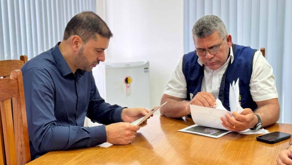 Nicolau Júnior visita Deracre em Cruzeiro do Sul e acompanha planejamento para recuperação de ramais no verão