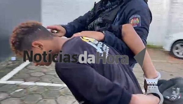 Motoboy é alvejado por membros de facção criminosa em Rio Branco; trabalhador é confundido como bandido rival