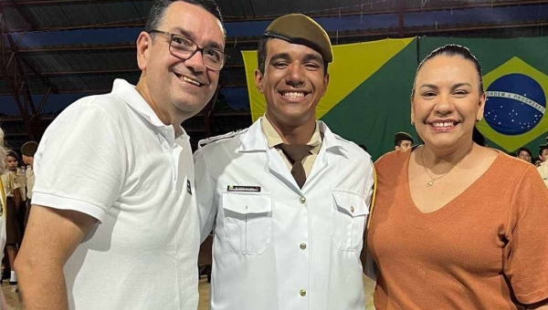 Alunos participam de juramento à bandeira e troca de comando do Batalhão Escolar no CMET