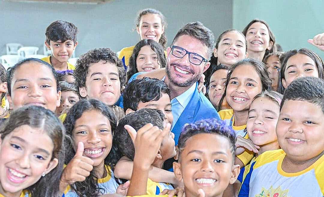 Após Lula vetar o uso de celular em sala de aula, Gladson sanciona lei no mesmo sentido