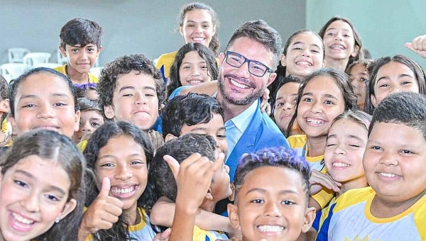 Após Lula vetar o uso de celular em sala de aula, Gladson sanciona lei no mesmo sentido
