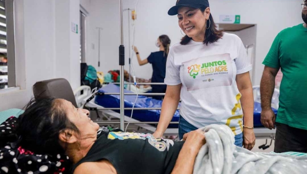 Vice-governadora Mailza entrega alimentos a famílias carentes no município de Feijó