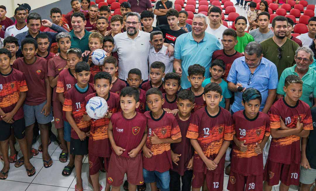 Em Tarauacá, Alan Rick anuncia recurso para fortalecer cadeia de café e entrega material esportivo para escolinha do Nato