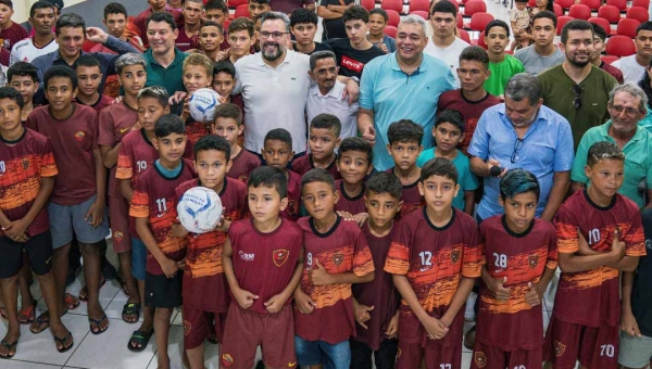 Em Tarauacá, Alan Rick anuncia recurso para fortalecer cadeia de café e entrega material esportivo para escolinha do Nato