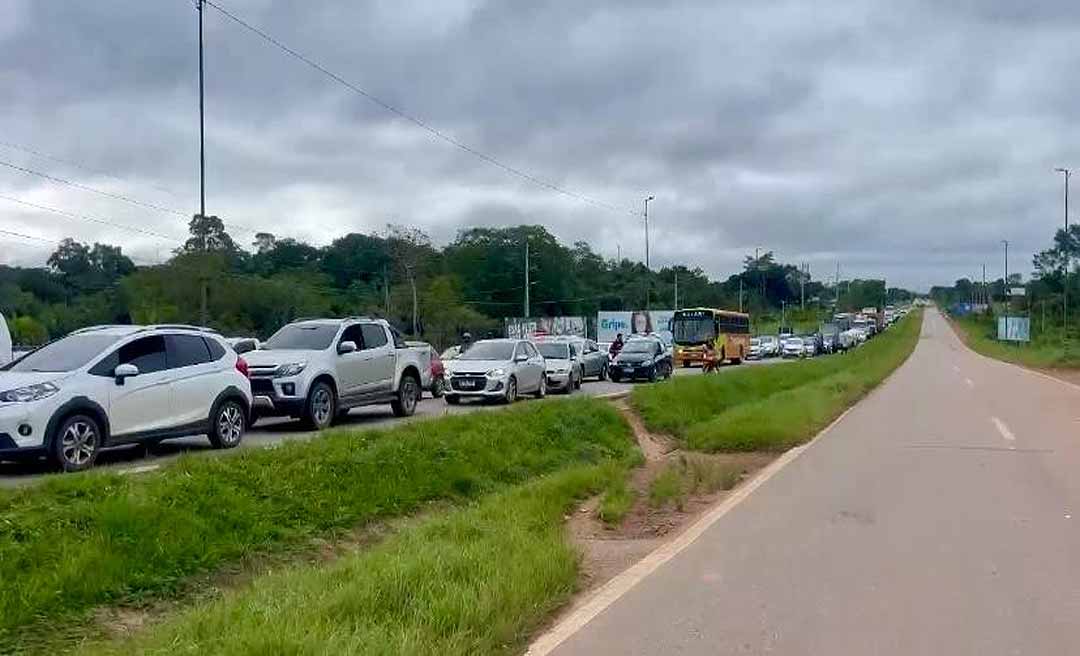 Moradores da Vila Maria bloqueiam trecho da BR-364 pedindo melhorias de trafegabilidade na comunidade