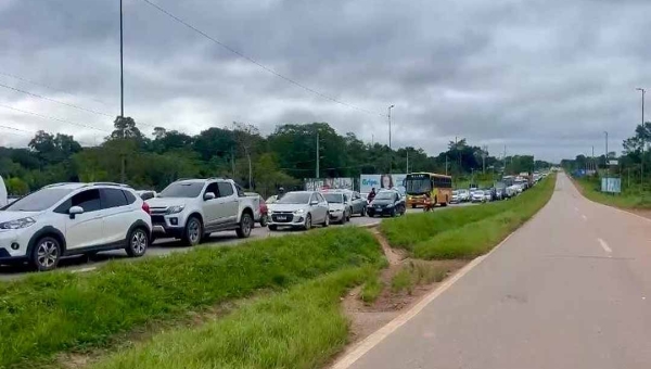 Moradores da Vila Maria bloqueiam trecho da BR-364 pedindo melhorias de trafegabilidade na comunidade