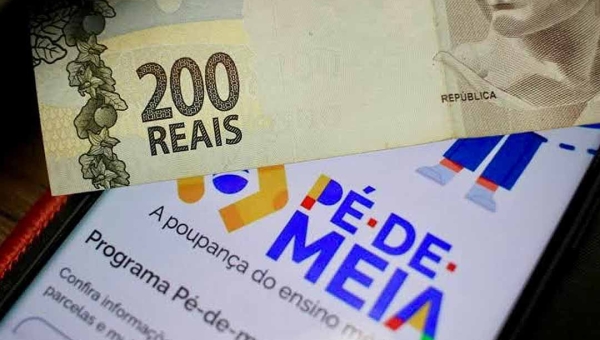 Estudantes do ensino médio da rede pública começam a receber primeira parcela do do programa Pé-de-Meia 2025