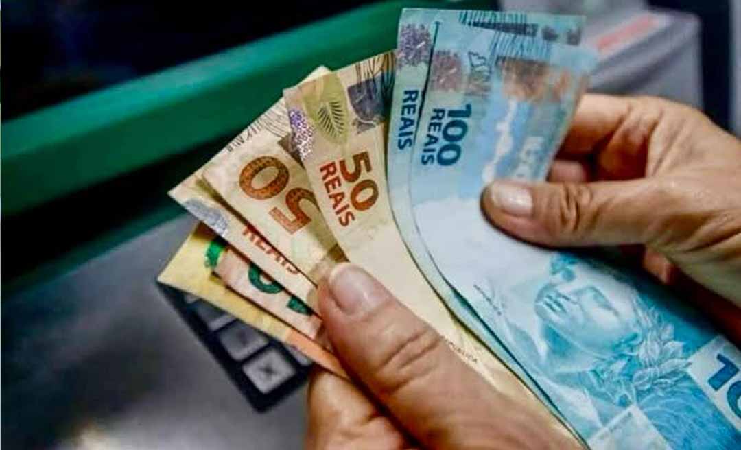 Trabalhador CLT com ‘nome sujo’ pode contratar novo consignado com desconto em folha; procedimento exige cautela, alertam especialistas