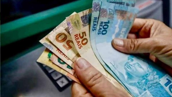 Trabalhador CLT com ‘nome sujo’ pode contratar novo consignado com desconto em folha; procedimento exige cautela, alertam especialistas