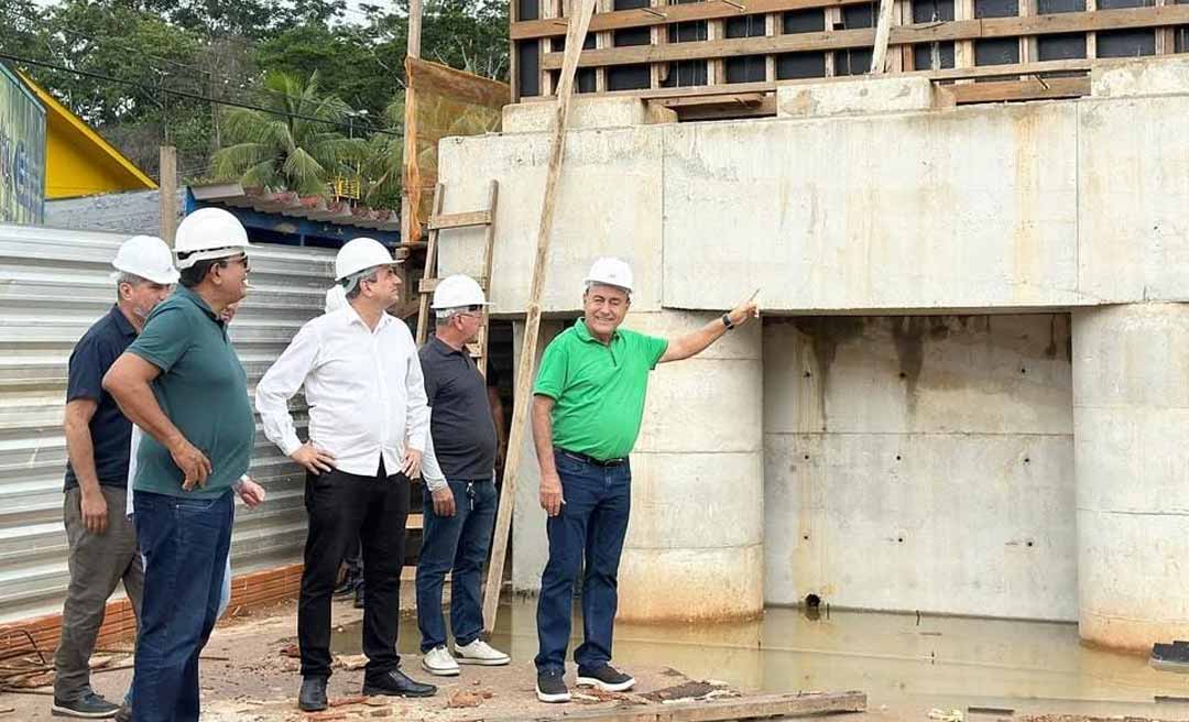 Bocalom brinca com o Dia da Mentira em visita ao viaduto da AABB e diz que obra é “uma verdade”