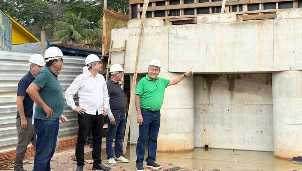 Bocalom brinca com o Dia da Mentira em visita ao viaduto da AABB e diz que obra é “uma verdade”