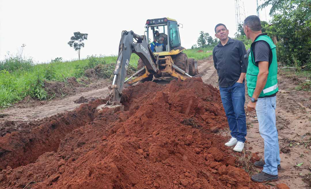 Prefeito Jerry Correia acompanha extensão da rede de água no Bairro km 02