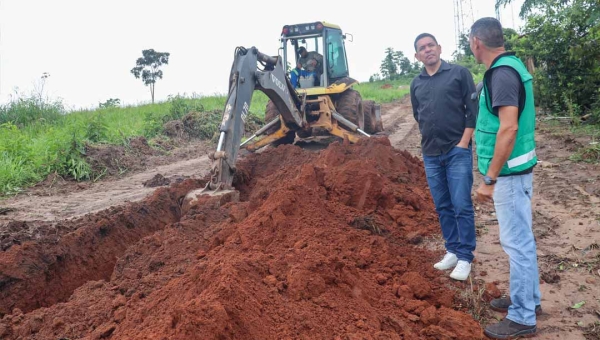 Prefeito Jerry Correia acompanha extensão da rede de água no Bairro km 02