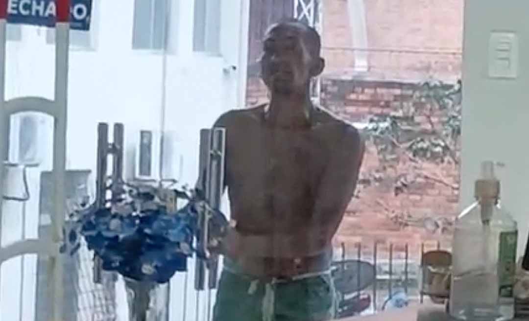 Homem em situação de rua tenta invadir comércio no interior do Acre; acusado arrombou porta da loja