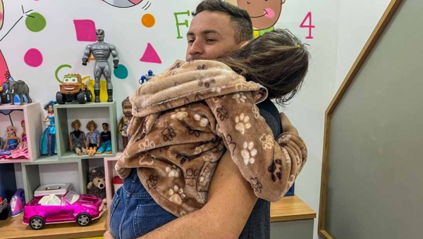 Pai reencontra filha após dois anos com apoio da Defensoria Pública do Acre