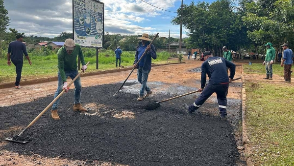 Prefeitura de Assis Brasil inicia recuperação de ruas com apoio do Deracre