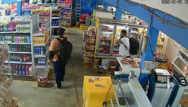 Às vésperas da Páscoa, dupla com mochila nas costas furta chocolates e manteiga de mercado em Rio Branco