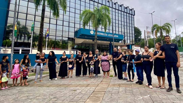 Nada a comemorar! Mães atípicas protestam em frente à Aleac por políticas públicas para pessoas com autismo