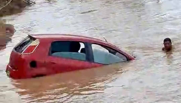 Cadê a ponte? - Carro de dentista cai dentro do Rio Juruá no acesso à balsa que faz a travessia para Rodrigues Alves