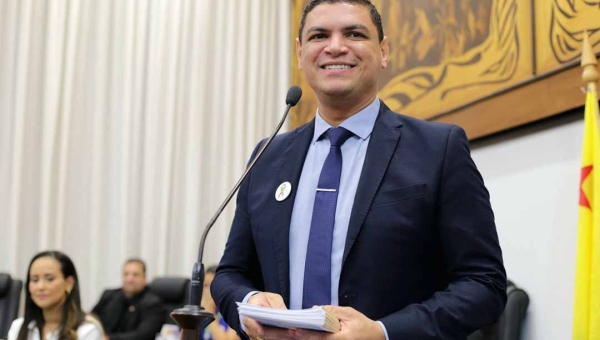 Entre lágrimas e aplausos, deputado Tio Pablo preside sessão solene que destaca desafios e avanços na causa autista