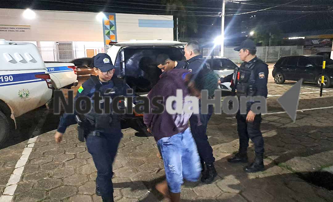 Dupla é presa com simulacros de arma de fogo após perseguição policial em Rio Branco