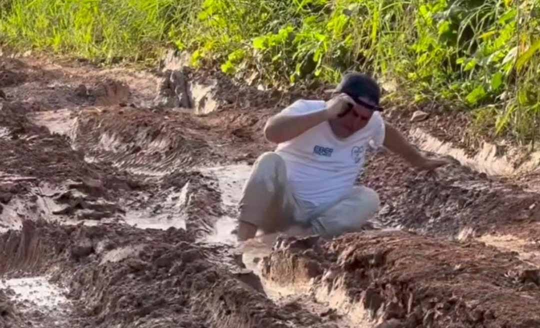 Eber Machado aparece em vídeo escorregando em lama de ramal e gritando: “Eu caí, prefeito!”
