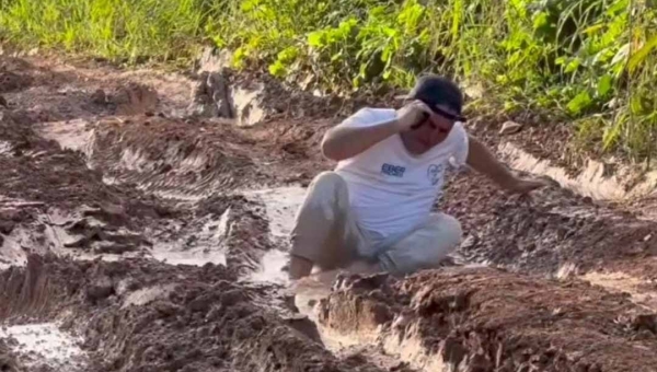Eber Machado aparece em vídeo escorregando em lama de ramal e gritando: “Eu caí, prefeito!”