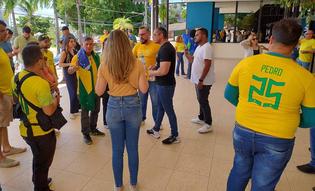Ato pela anistia reúne cerca de 50 pessoas na frente da Aleac