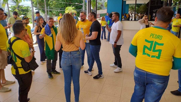 Ato pela anistia reúne cerca de 50 pessoas na frente da Aleac