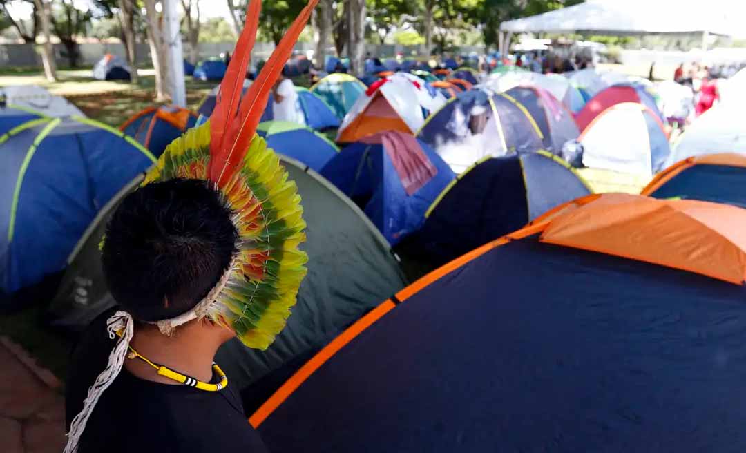 Criticando o agronegócio, mineração e Marco Temporal, milhares de indígenas acampam em Brasília