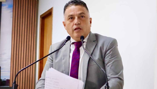 Vereador Eber Machado protocola documento na Câmara abrindo mão de fazer cursos de capacitação fora do Estado