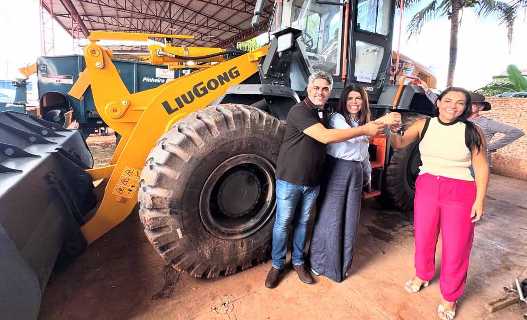 Antônia Lúcia entrega pá carregadeira e aparelho de ultrassonografia portátil à Prefeitura de Senador Guiomard