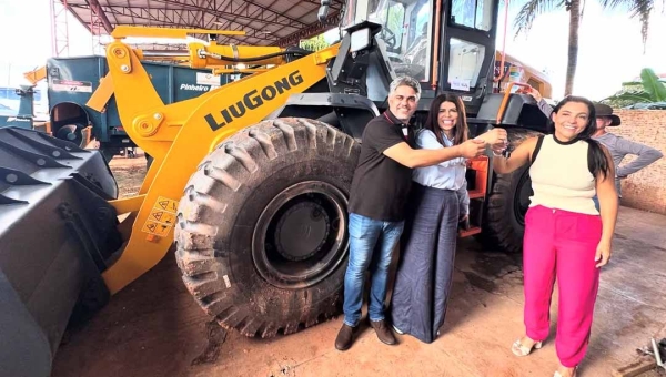 Antônia Lúcia entrega pá carregadeira e aparelho de ultrassonografia portátil à Prefeitura de Senador Guiomard