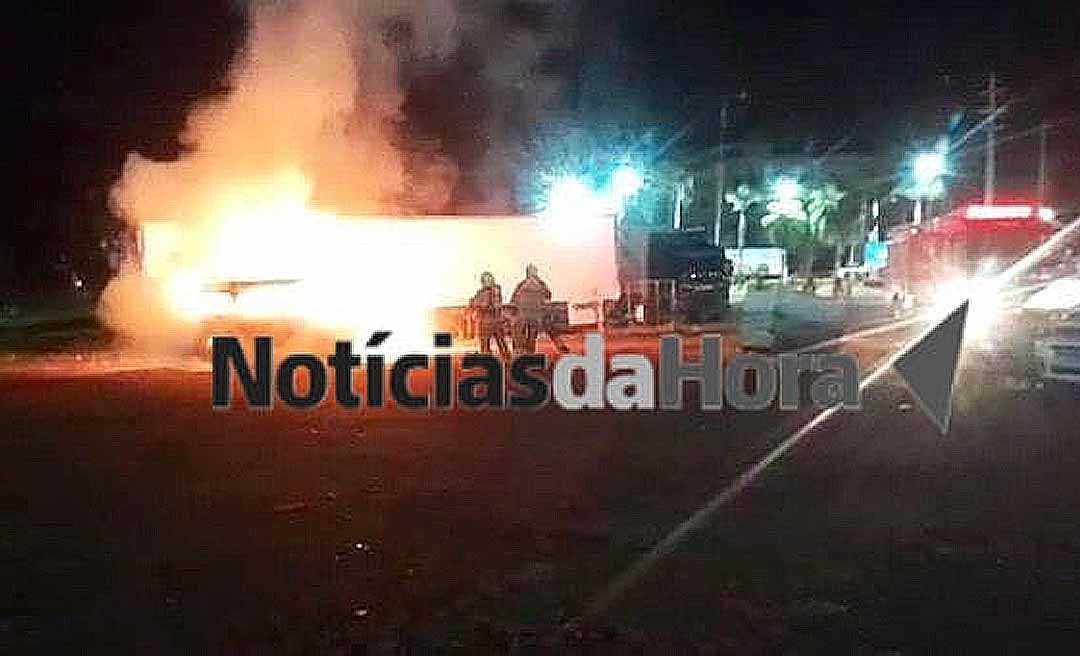 Em Rio Branco, veículo pega fogo após abastecimento e causa pânico em posto de combustíveis