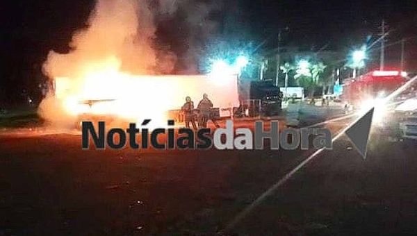 Em Rio Branco, veículo pega fogo após abastecimento e causa pânico em posto de combustíveis