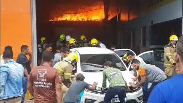Incêndio atinge sede da Fiat em Cruzeiro do Sul; chamas e a fumaça densa podem ser vistas de diferentes pontos da cidade