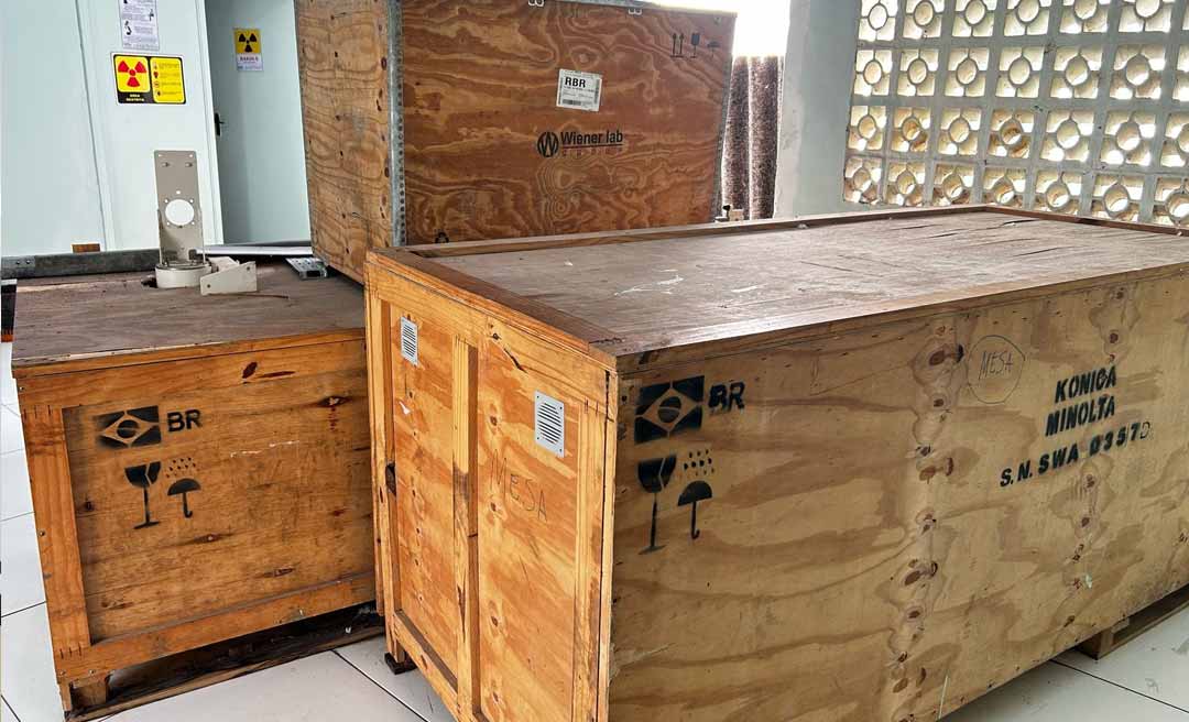 Sindicato denuncia que mesmo após cobrar solução da Sesacre, raio-x encaixotado há mais de 7 anos em unidade de saúde de Manoel Urbano